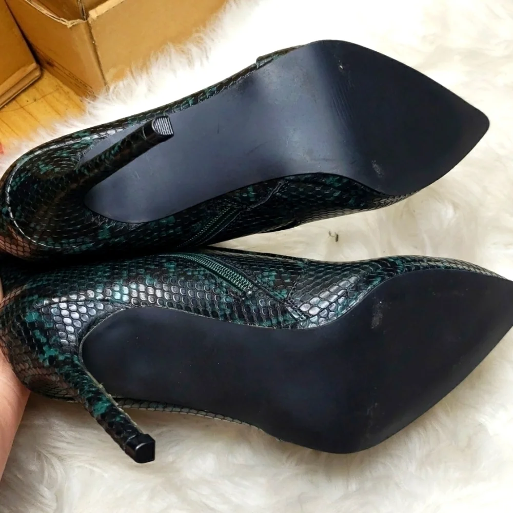 Shoedazzle Daiane Pointed-Toe Bootie 10 Ponderosa Pine green black